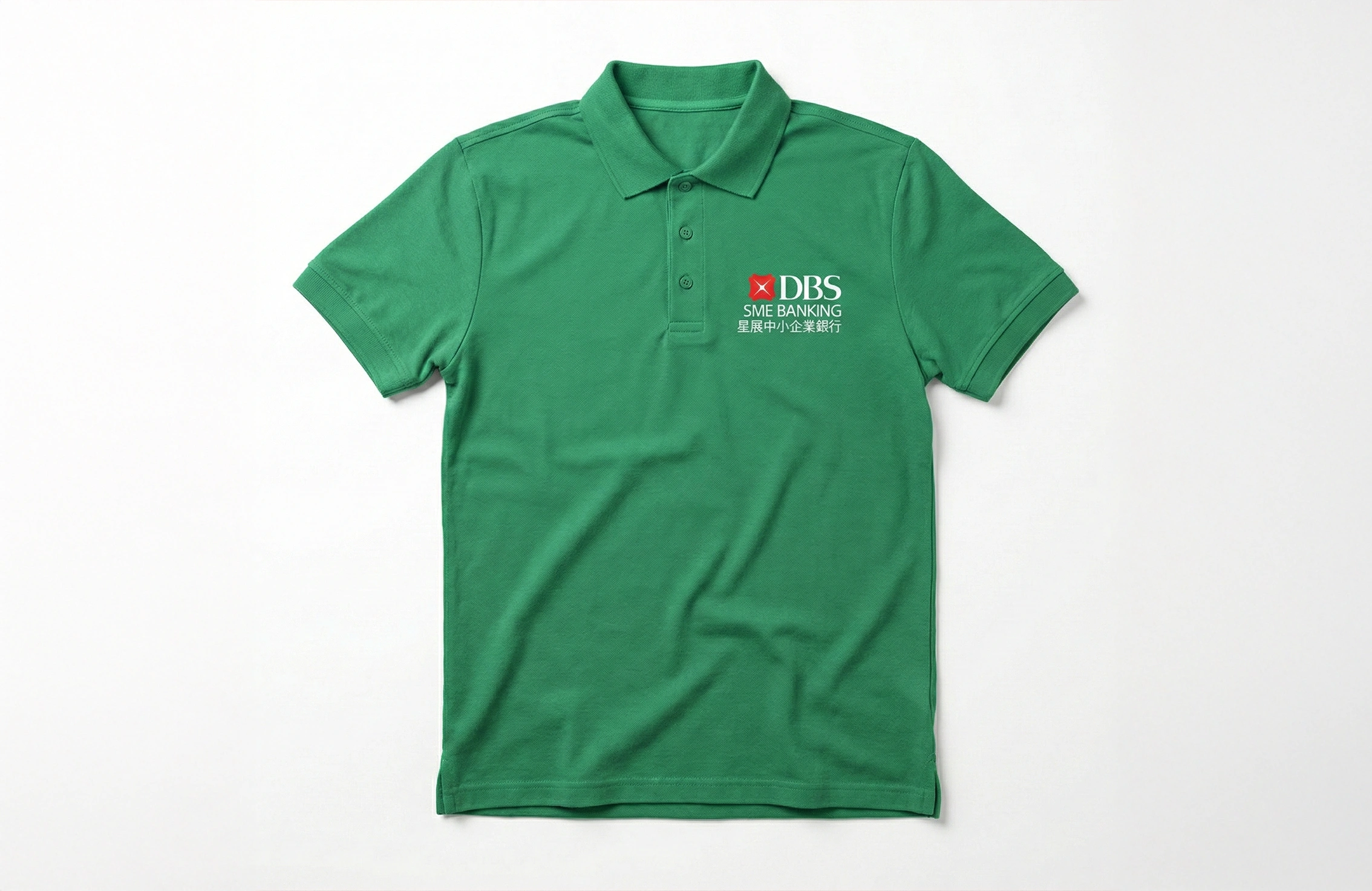 綠色 Polo Shirt成品照，絲印左胸雙色 Logo，公司制服訂製作品案例